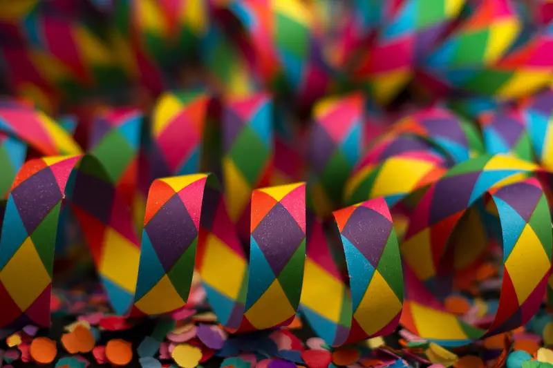 Bunte Luftschlangen – Symbolbild